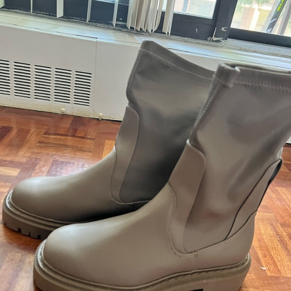 Pair of Chelsea boots NEVER worn… - Picture 6 of 8